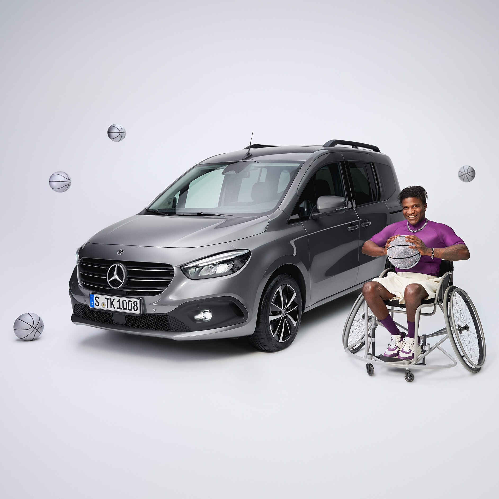 Handbediengeräte | Fahrhilfen | Mercedes-Benz Die Seitenansicht einer behindertengerecht umgebauten T-Klasse und ein Basketballspieler im Rollstuhl.
