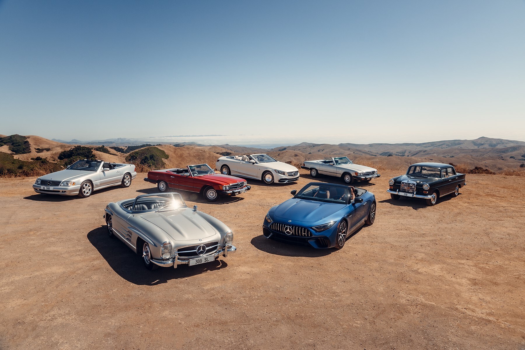 Véhicules Mercedes-Benz Classic. Véhicules Mercedes-Benz Classic dans un désert.