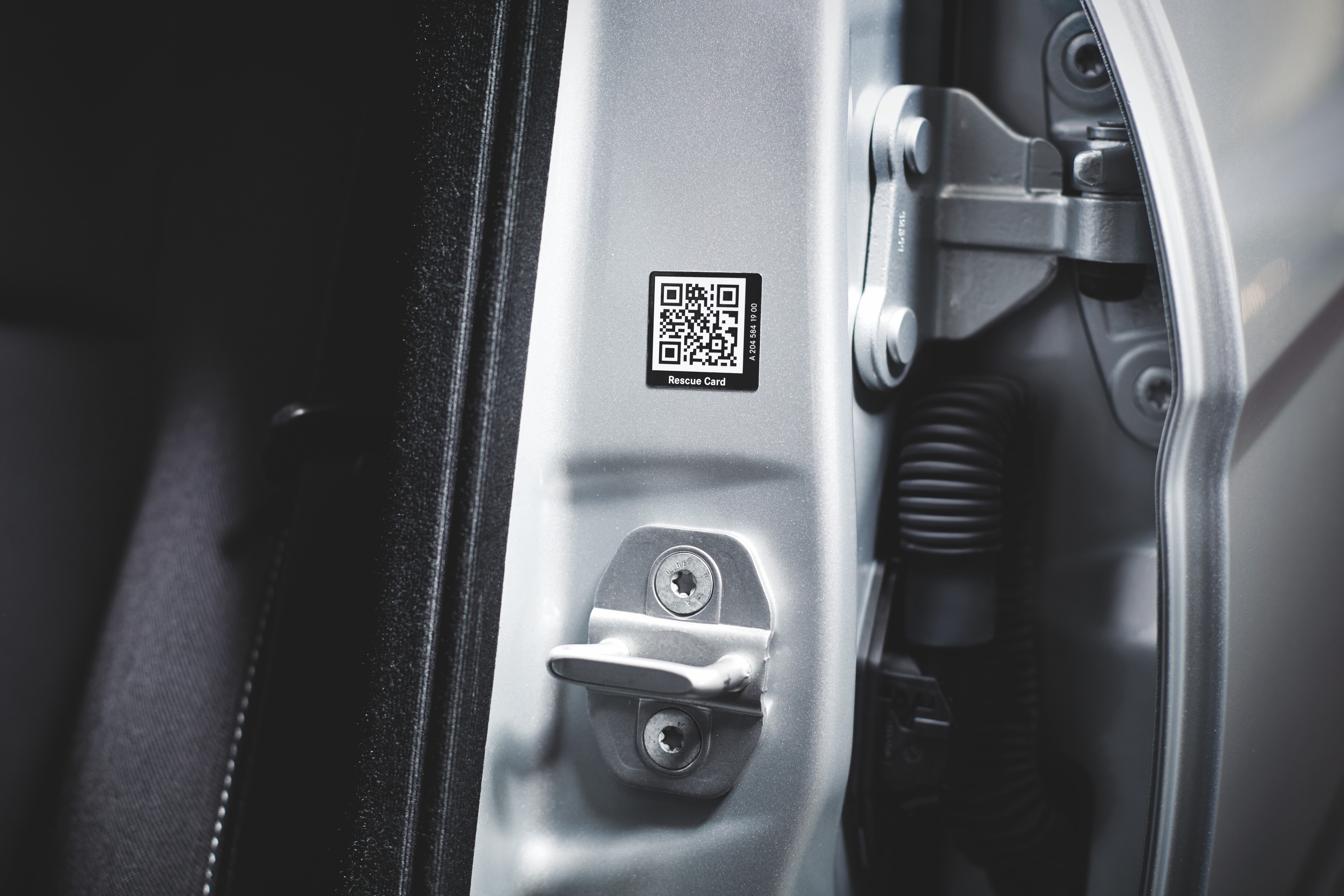 Adesivo di soccorso | Mercedes-Benz Adesivo di soccorso sul veicolo Mercedes-Benz.