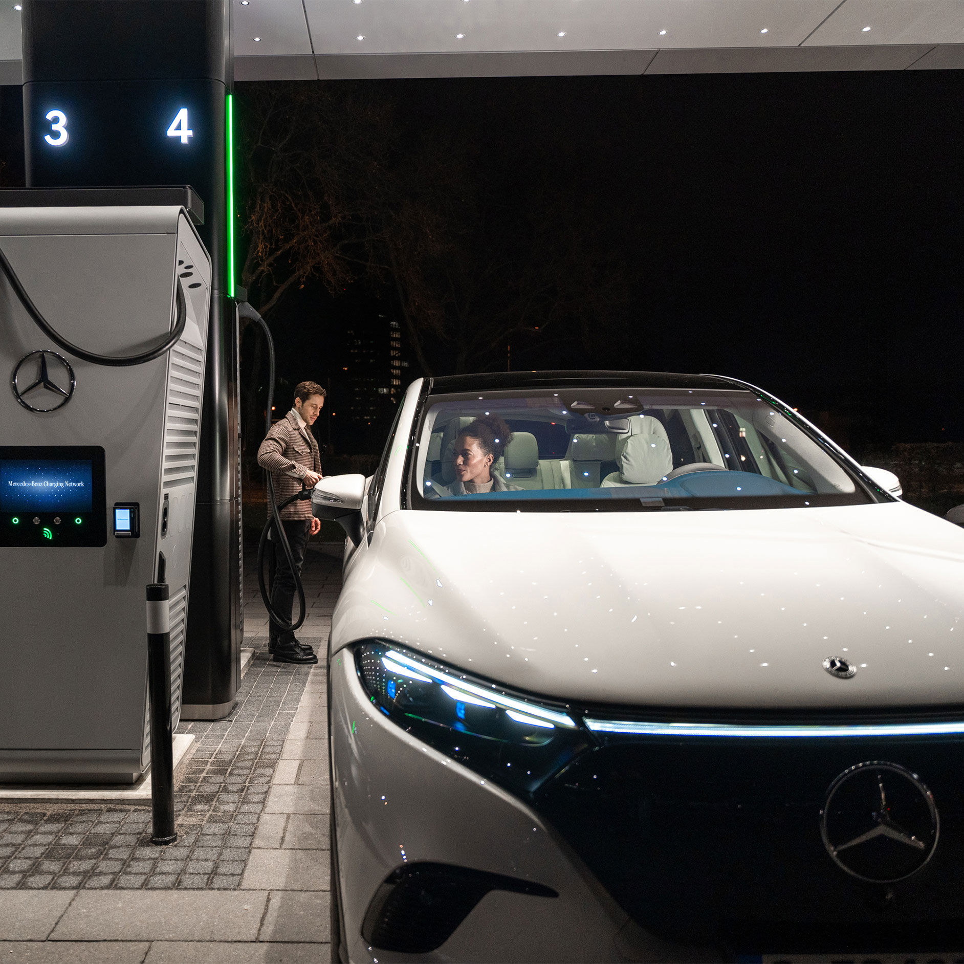 Soluzioni di ricarica | Tecnologia | Mercedes-Benz La Mercedes-Benz CLA ferma su una strada e collegata a una stazione di ricarica.