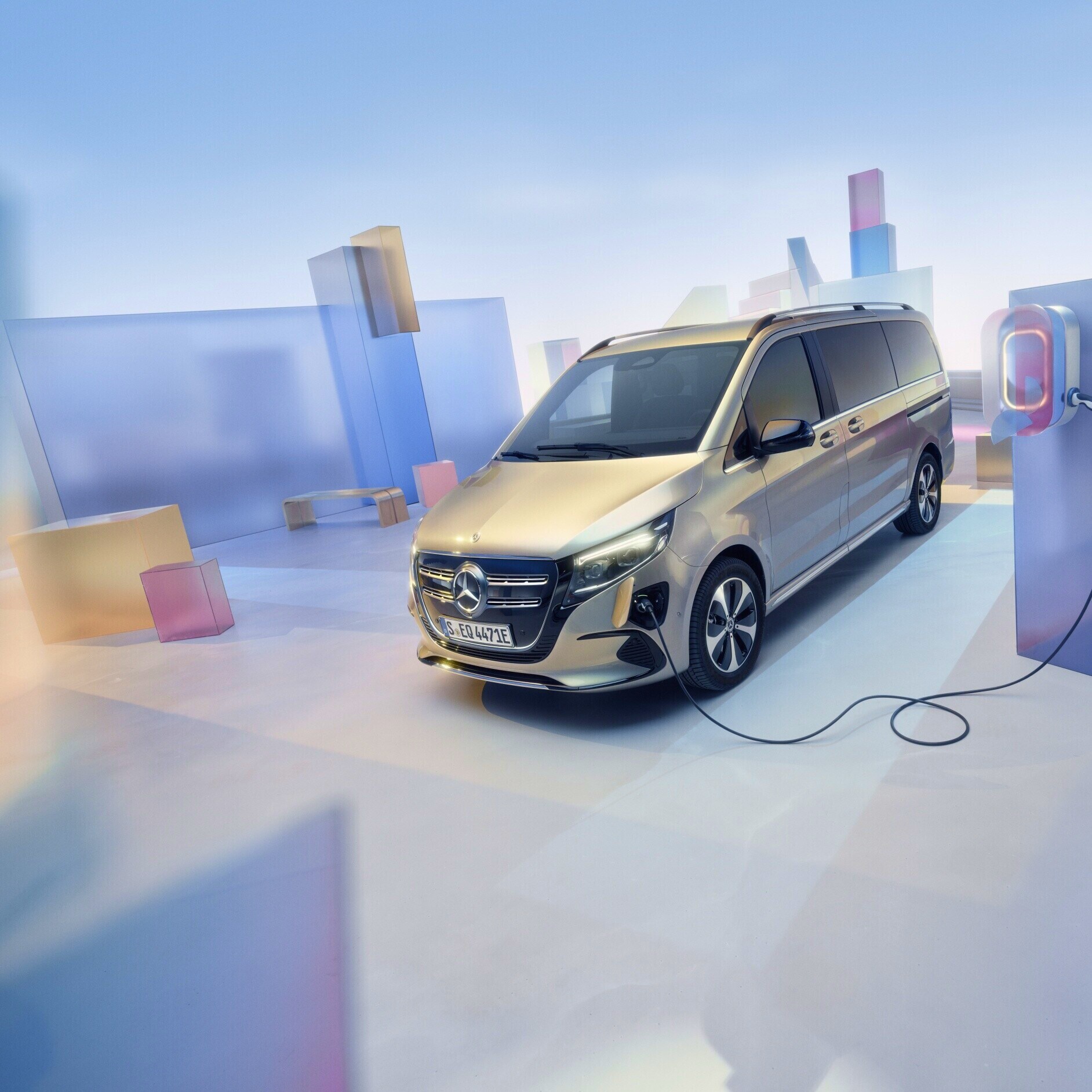 Modellübersicht | EQV | Mercedes-Benz Der Mercedes-Benz EQV an einer Ladestation.