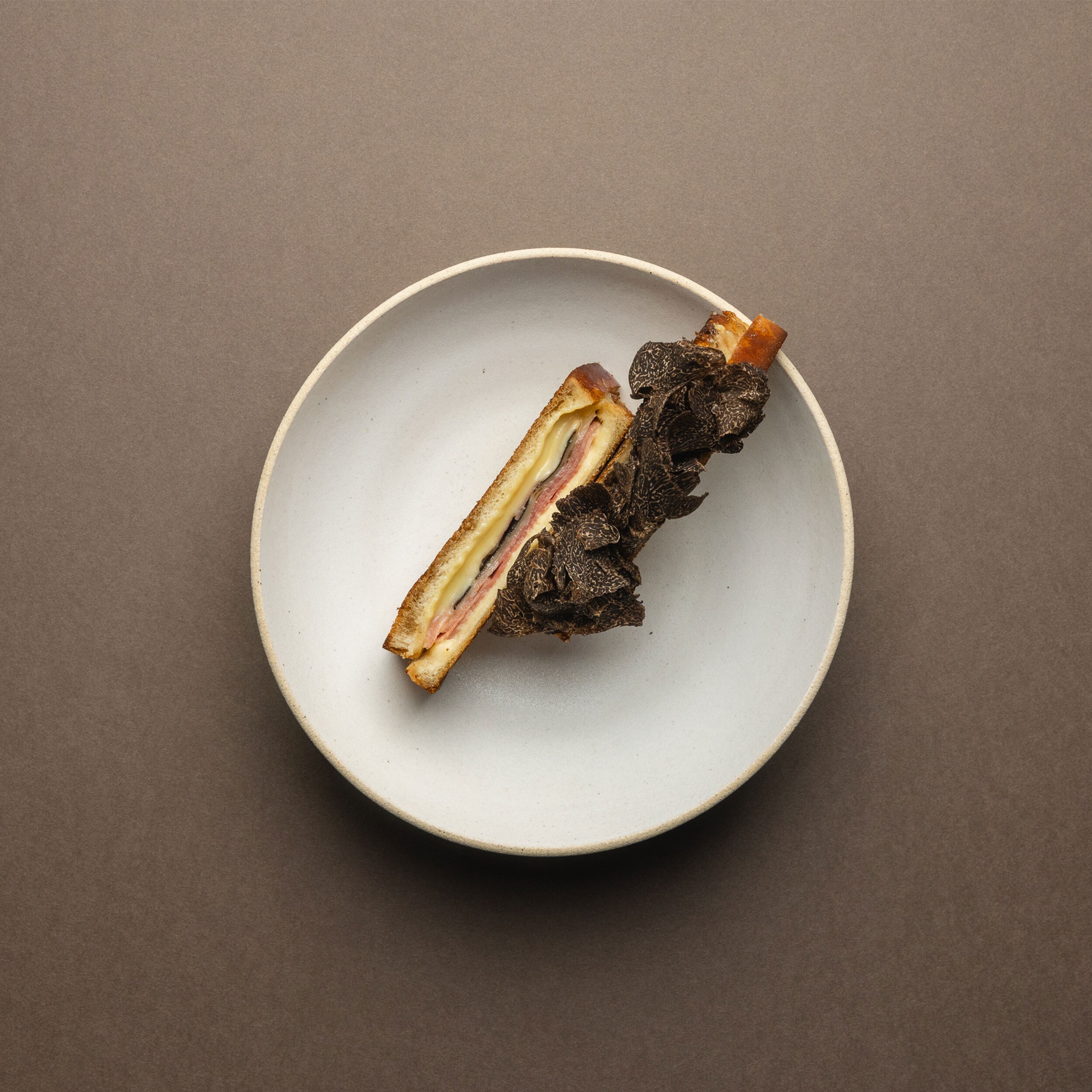 «Einfach Silvio»: un toast jambon-fromage à la truffe. «Einfach Silvio»: un toast jambon-fromage à la truffe.