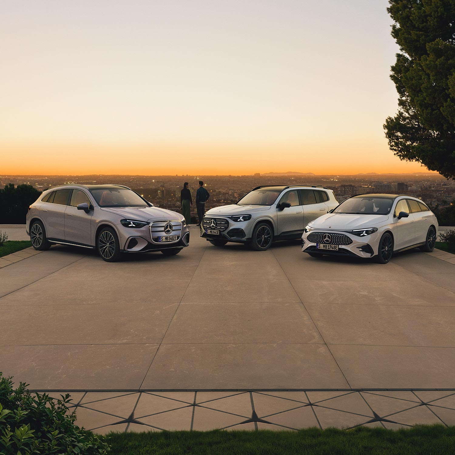 Drei Fahrzeuge von Mercedes Benz