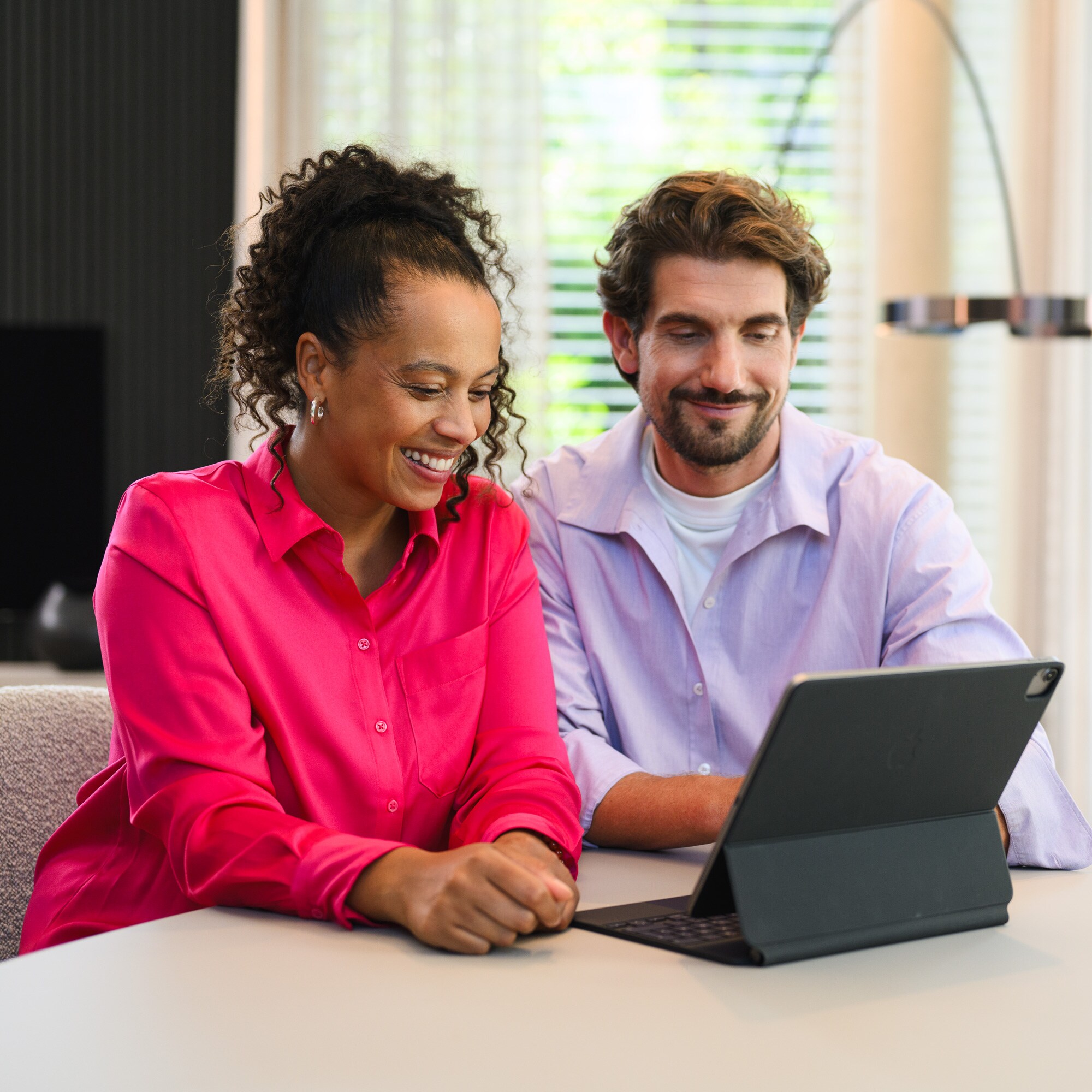 Paar bedient ein Tablett Paar bedient ein Tablett