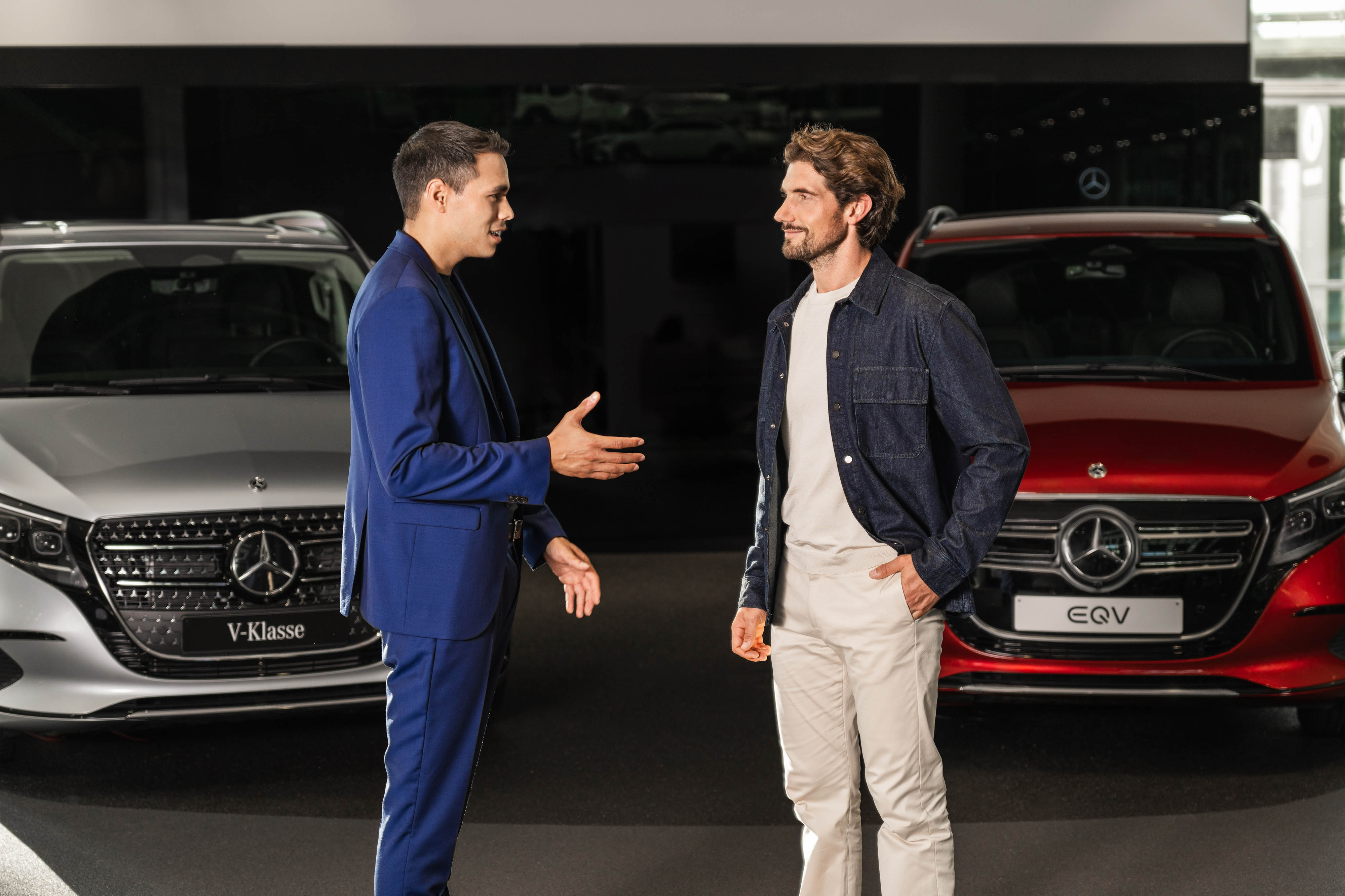 Découvrir les offres de leasing attractives Deux personnes discutent devant deux vans Mercedes-Benz.