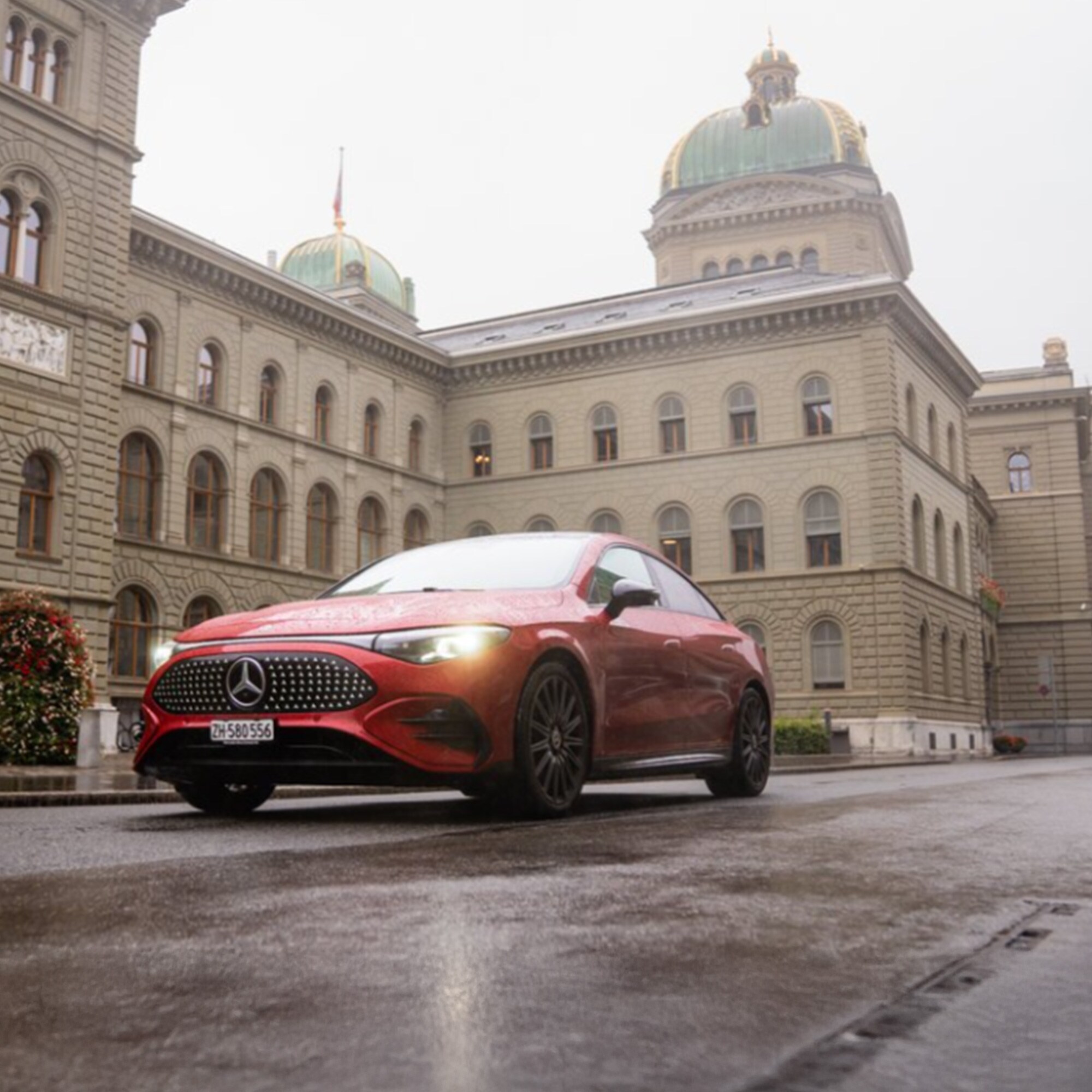 Der CLA steht vor dem Schweizer Bundeshaus.