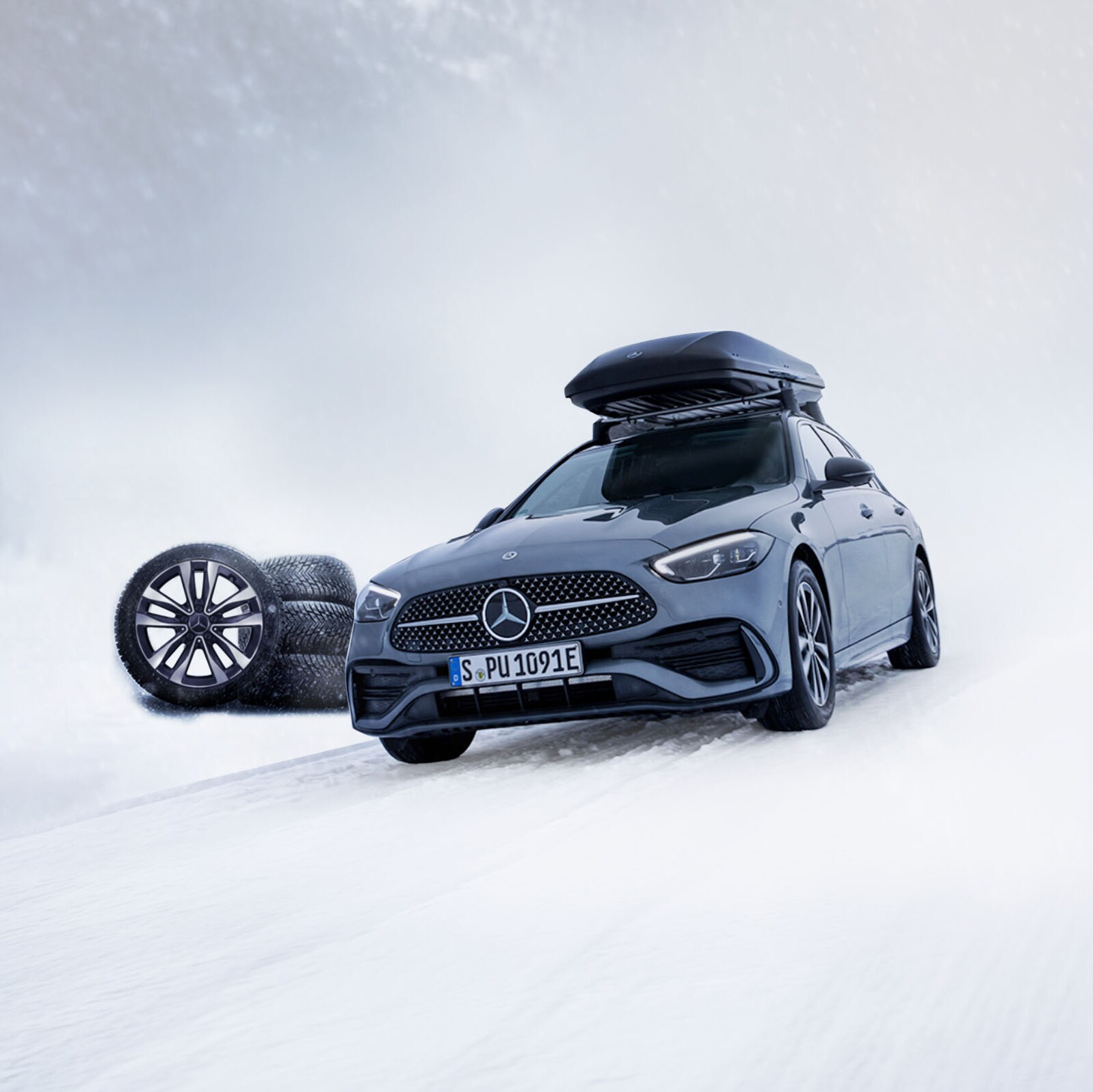 Mercedes-Benz mit Winterreifen auf verschneiter Strasse.