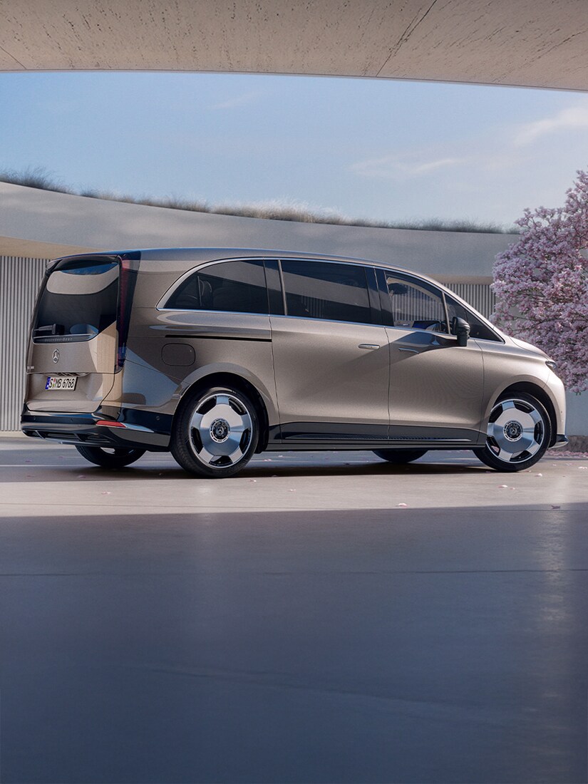 VLE | Mercedes-Benz Gezeigt wird der VLE von Mercedes-Benz. Parkend vor einem modernem Gebäude mit einem Kirschbaum an der Seite.