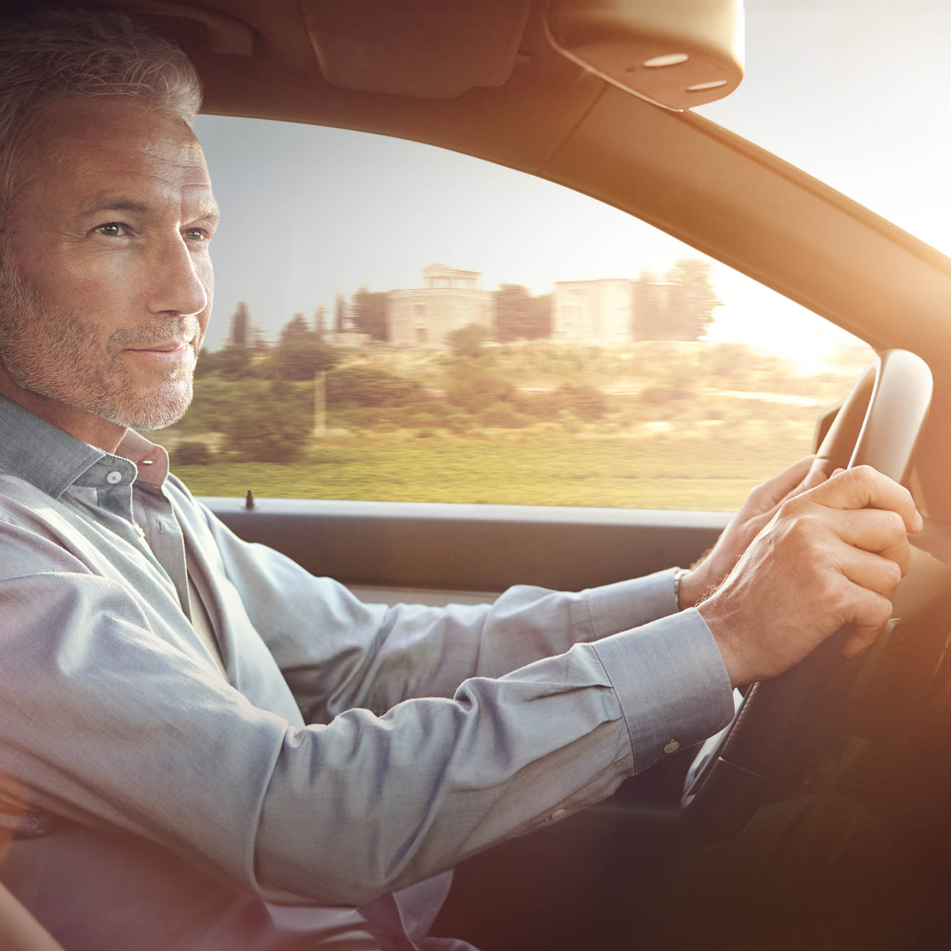 Garanzie di mobilità Mercedes-Benz: Mobilo L'immagine mostra un uomo che sta guidando una vettura Mercedes-Benz.