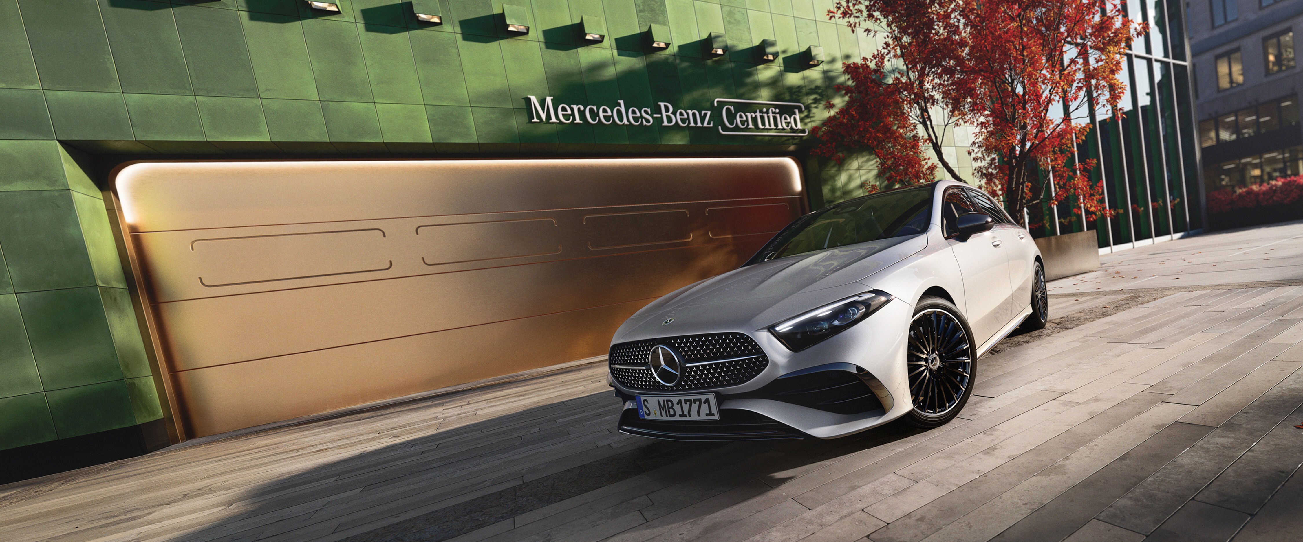 Mercedes-Benz Certified - Die Occasionsgarantie Mercedes-Benz Limousine vor modernem Gebäude mit grüner Fassade