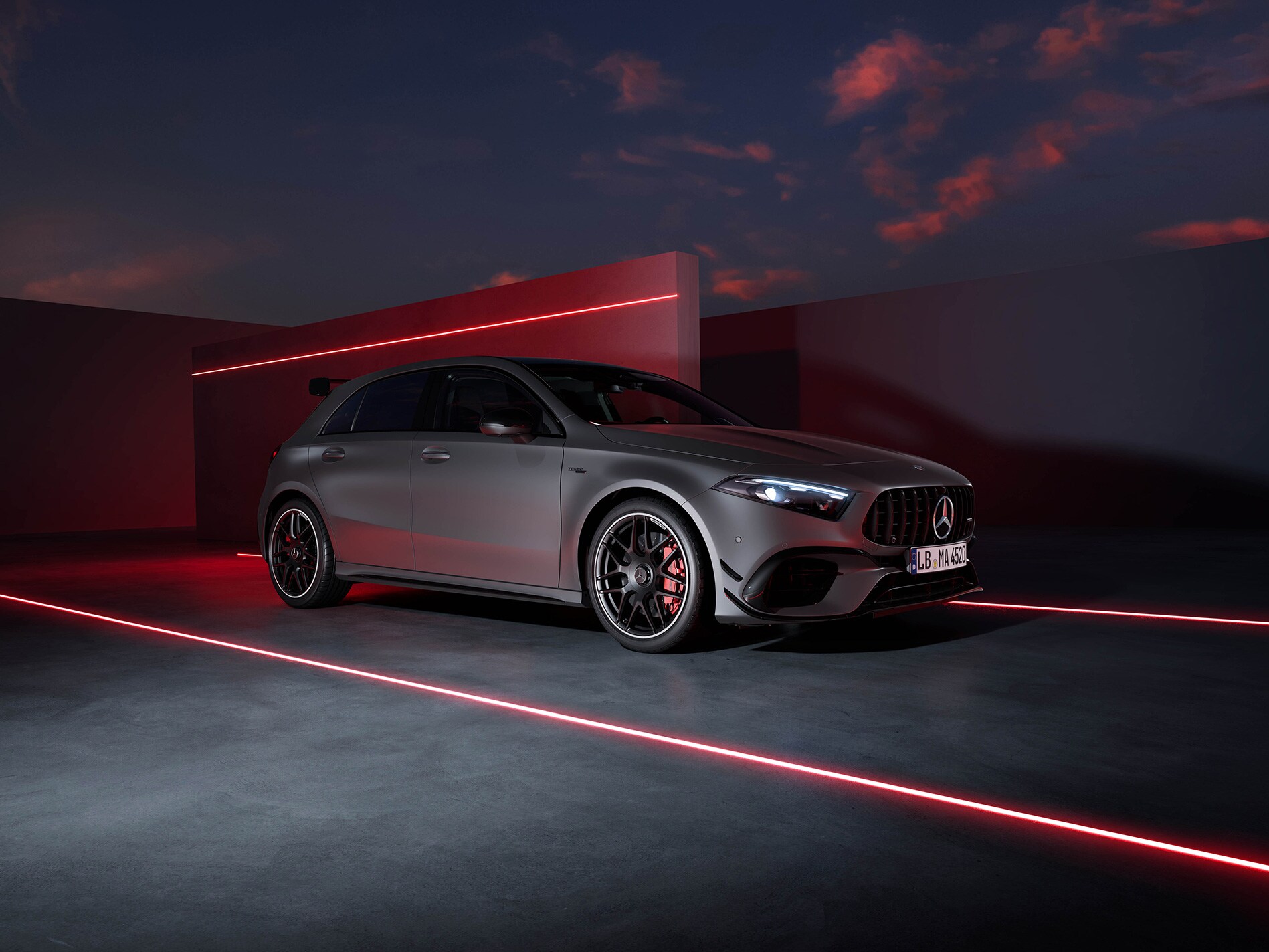 AMG Certified Mercedes-AMG A 45 S Hatchback in schwarz-roter Szene mit roten Neonlichtern