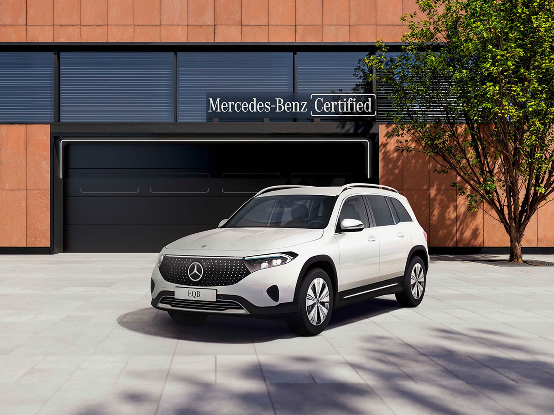 Mercedes-Benz Certified Mercedes-Benz EQB in una piazza cittadina davanti a un edificio moderno