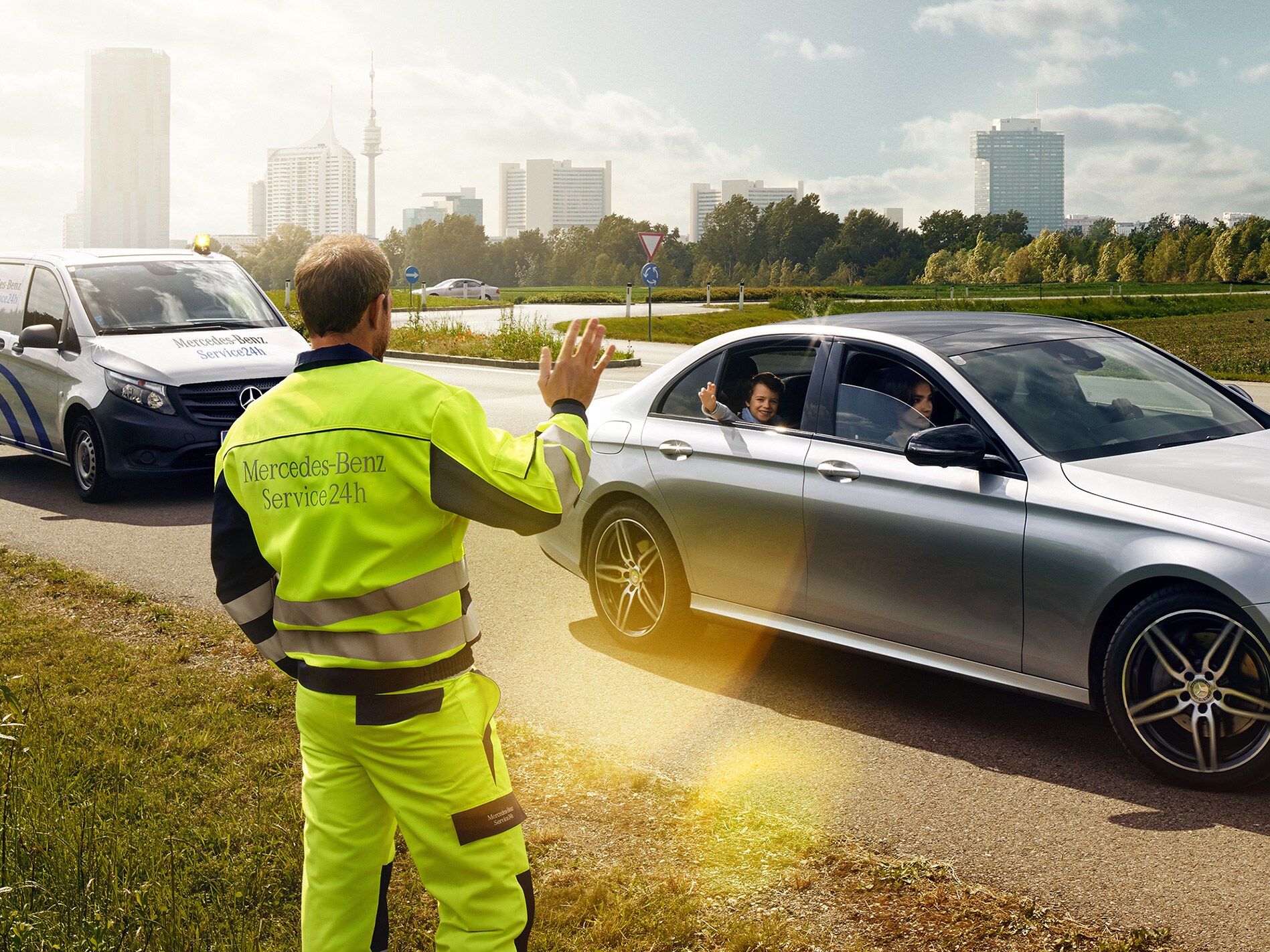 Mercedes-Benz Service-Hotline Mitarbeiter steht am Strassenrand und unterstützt bei einer Panne.