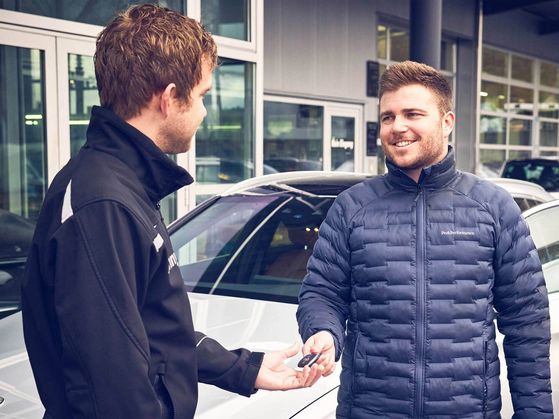 Rivista online Due persone durante la consegna delle chiavi