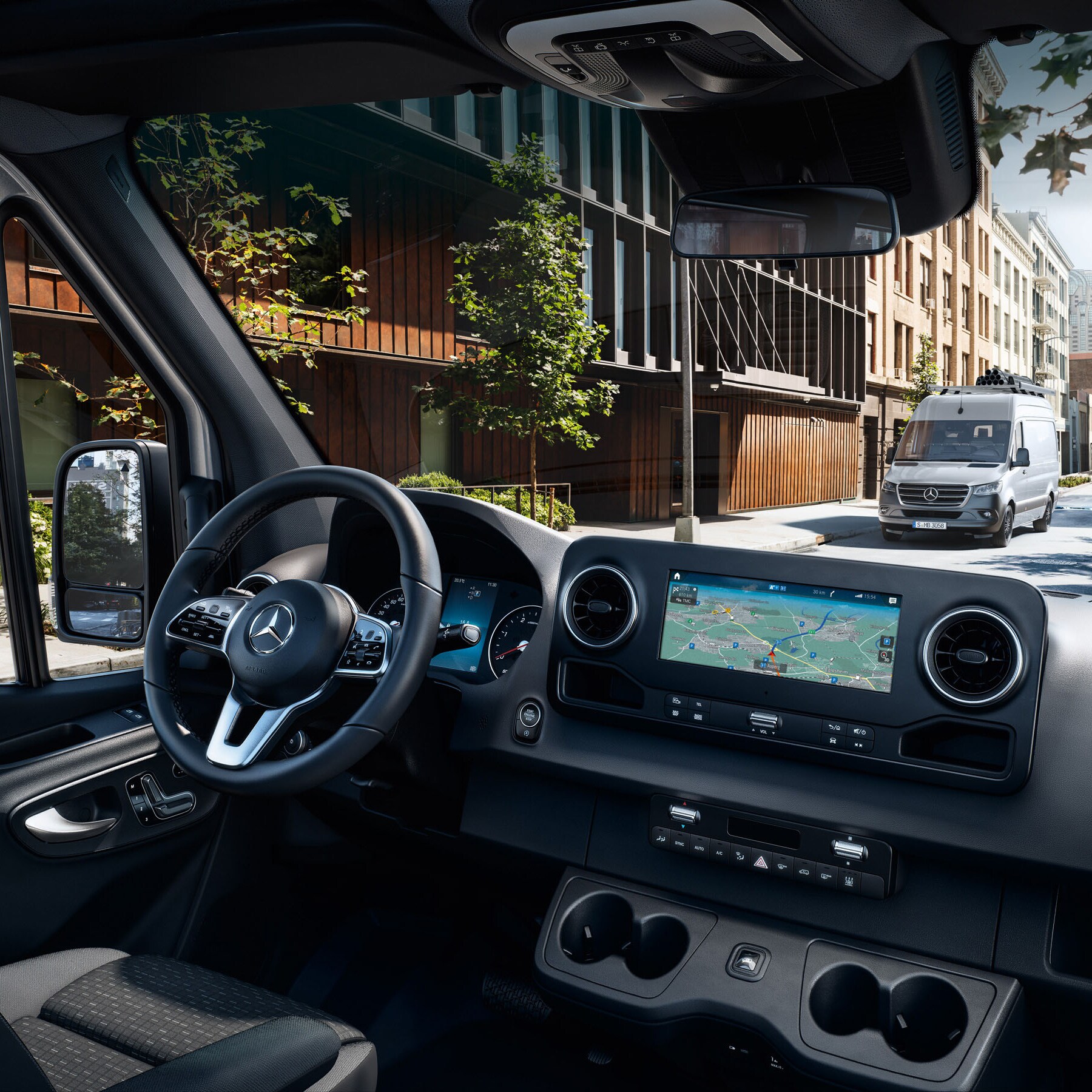 Mercedes-Benz | Transporter Qualität Übersicht Mechaniker bei der Kontrolle eines weißen Mercedes-Benz Transporters mit einem Tablet und steht dabei für die Qualitätsstandards und das Qualitätsversprechen.