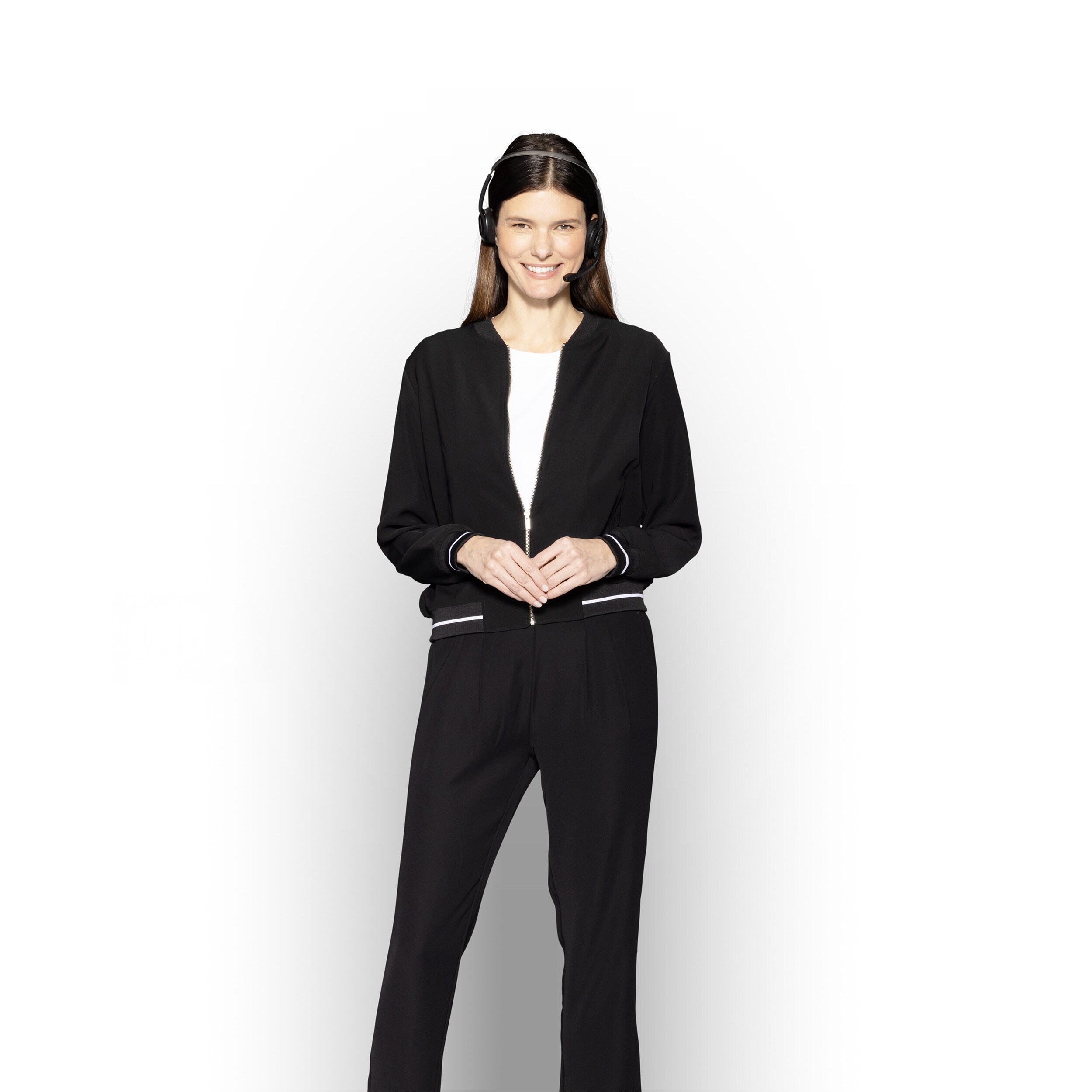 Mercedes-Benz | Maintenance des utilitaires légers Un opérateur du Call Center Mercedes-Benz avec un casque pour symboliser la maintenance des utilitaires légers.