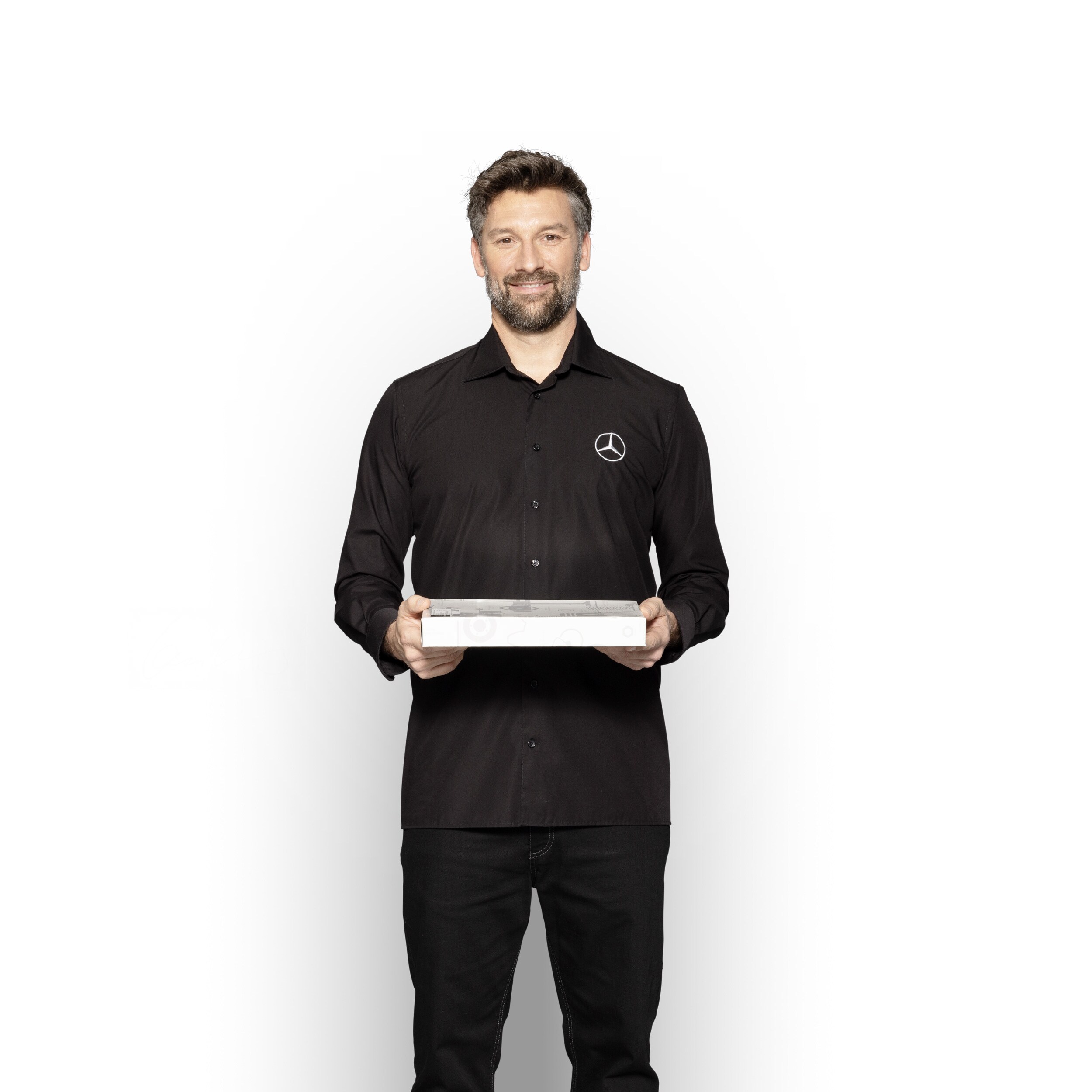 Mercedes-Benz | Vue d’ensemble de la qualité des utilitaires légers Spécialiste des pièces détachées disposant d'une tablette, prêt à vous informer sur les normes de qualité Mercedes-Benz.