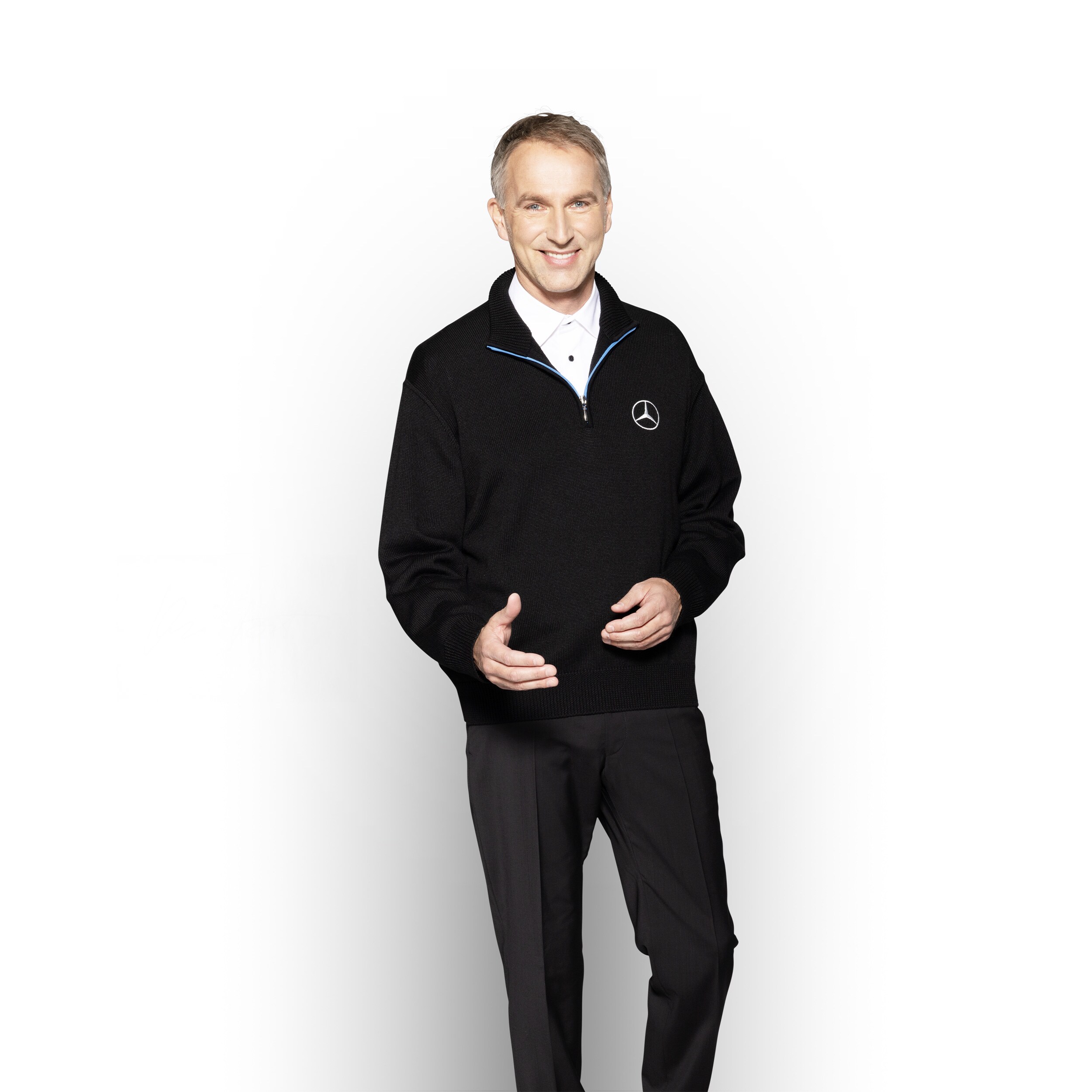 Mercedes-Benz | Komfort Ein Serviceberater im weißen Hemd mit einem Tablet in der Hand, der über den Mobilitätsservice informiert.